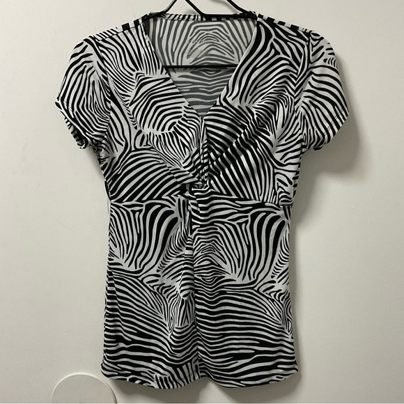 Striking Merona Black & White Cool Polyester Spandex Blend Short Sleeve Top! - Picture 1 of 13